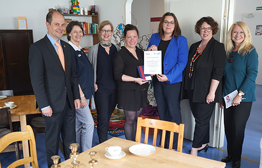 Eine Urkunde des Bndnisses fr Familie als Zeichen der Anerkennung (von links): Brgermeister Dr. Albrecht Eitz, Christine Hechler, Ilona Frei, Jacqueline Eidner und Carina Hilfenhaus, Erste Kreisbeigeordnete Susanne Simmler, Ute Pfaff-Hamann